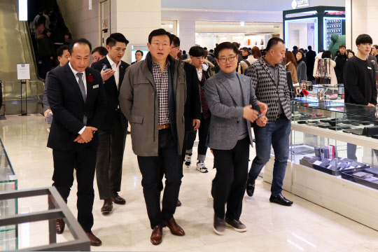 롯데백화점 인천터미널점을 방문한 신동빈 롯데그룹 회장(가운데) <롯데지주 제공>